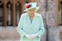Et billede af en mellemfornøjet dronning Elizabeth