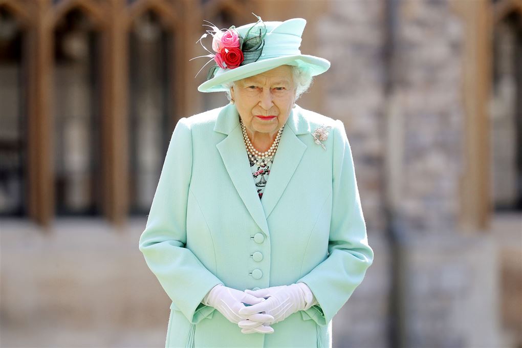 Et billede af en mellemfornøjet dronning Elizabeth
