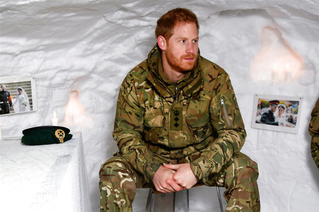 Billede af en camouflageklædt prins Harry i en isbunker