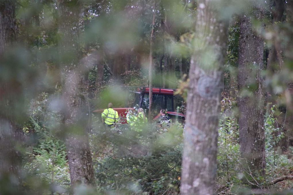 afdødes traktor ses inde i skove