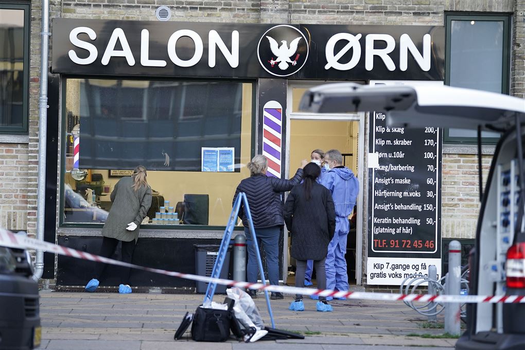 politi foran frisørsalonen