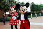 Billede af Mickey og Minnie Mouse i Disneyland, som vinker