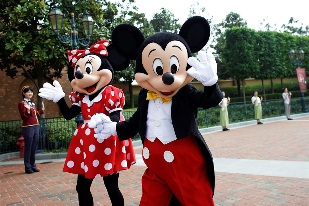 Billede af Mickey og Minnie Mouse i Disneyland, som vinker
