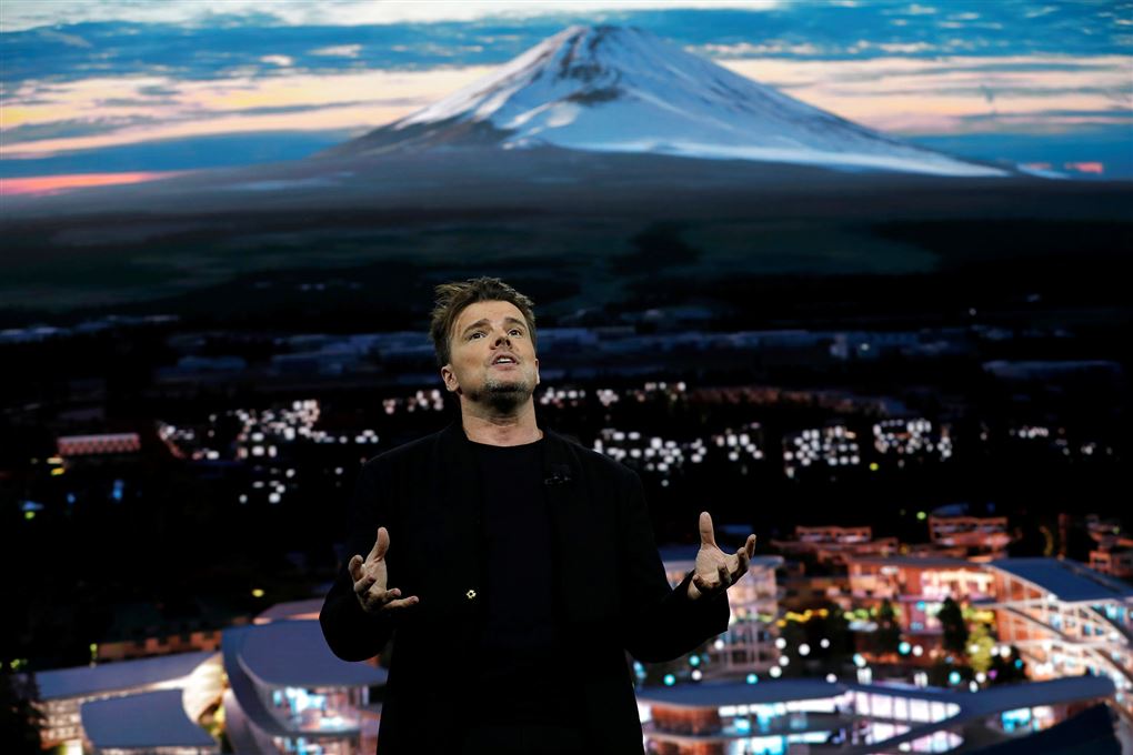 Bjarke Ingels holder oplæg med Mount Fuji i baggrunden
