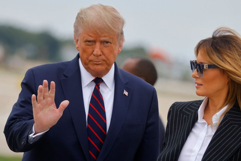 Donald Trump gestikulerer i selskab med konen Melania  