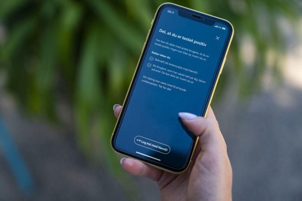 Mobiltelefon som viser smittesporingsappen
