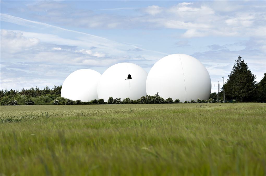 Tre store hvide kugler på en grøn mark, som udgør FET's overvågningsradarer