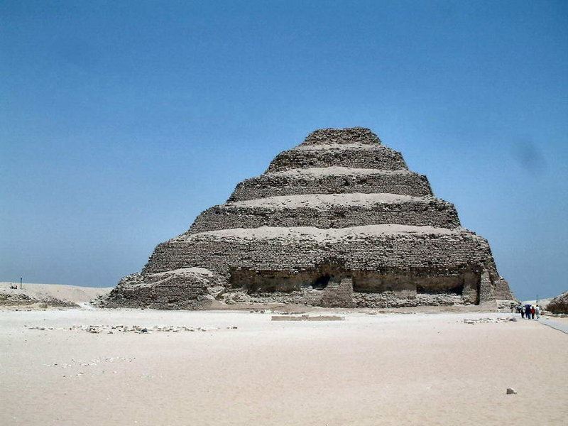 Pyramide i Egypten med blå himmel 