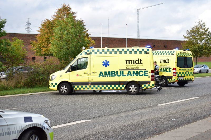 to ambulancer holder på vejen 