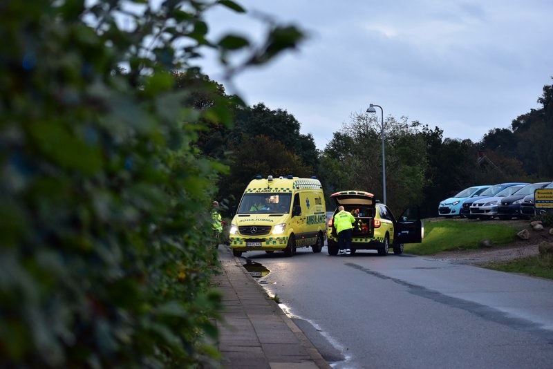 ambulance holder på vej i Viborg
