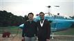 to mænd står foran en helikopter