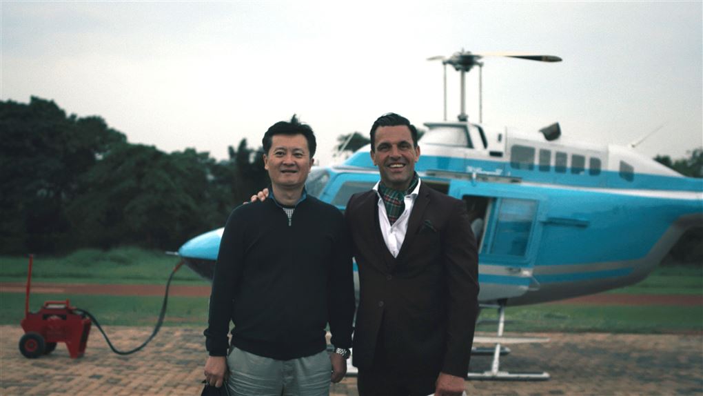 to mænd står foran en helikopter