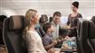 Passagerer får mad ombord på et Singapore Airlines fly
