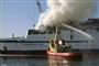 brandslukningsfartøj sender vander ombord på det brændende skib Scandinavian Star