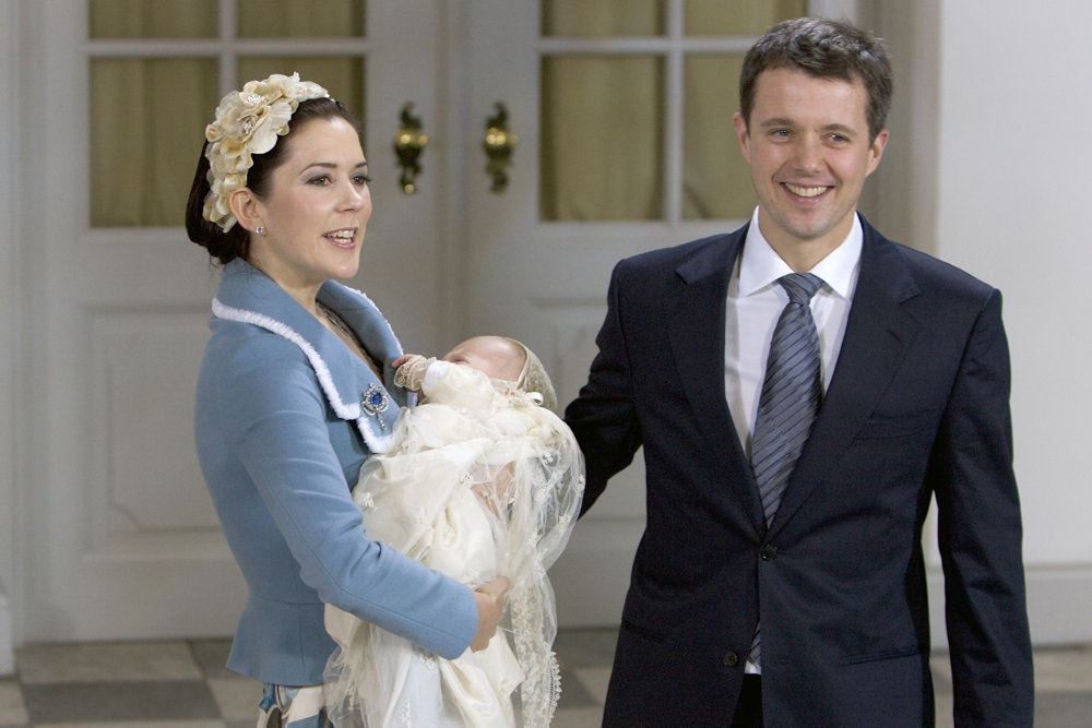 Kronprinsesse Mary og kronprins Frederik smiler under dåben af Prins Christian i 2006. 