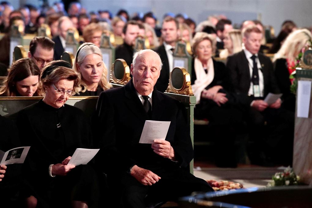 norske kong harald og dronning sonja sidder på forreste række i kirke