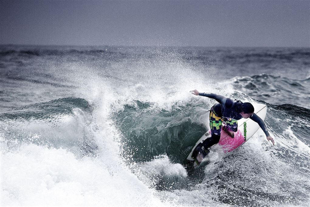 En surfer på toppen af en bølge