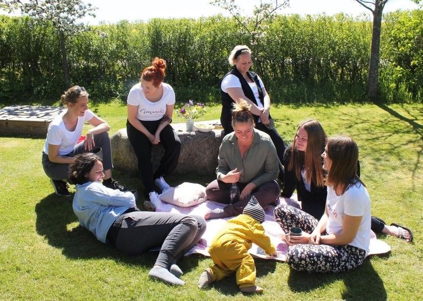 Billeder af kvinder på picnic i skoven