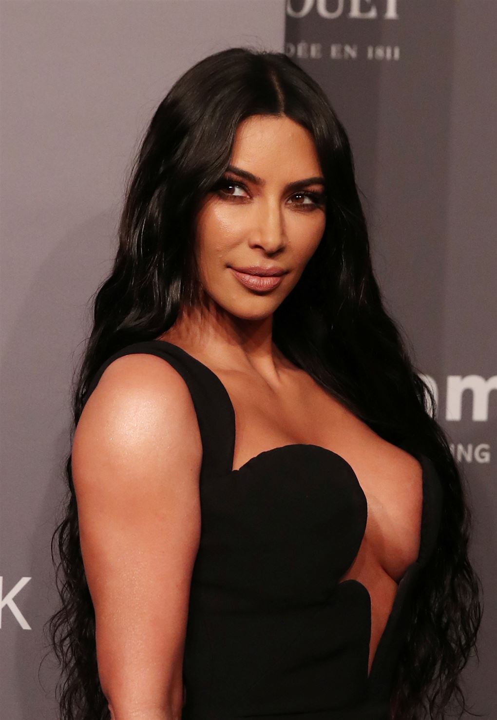 Billede af Kim Kardashian i en nedringet sort kjole