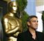 George Clooney foran en stor forgyldt Oscarstatuette