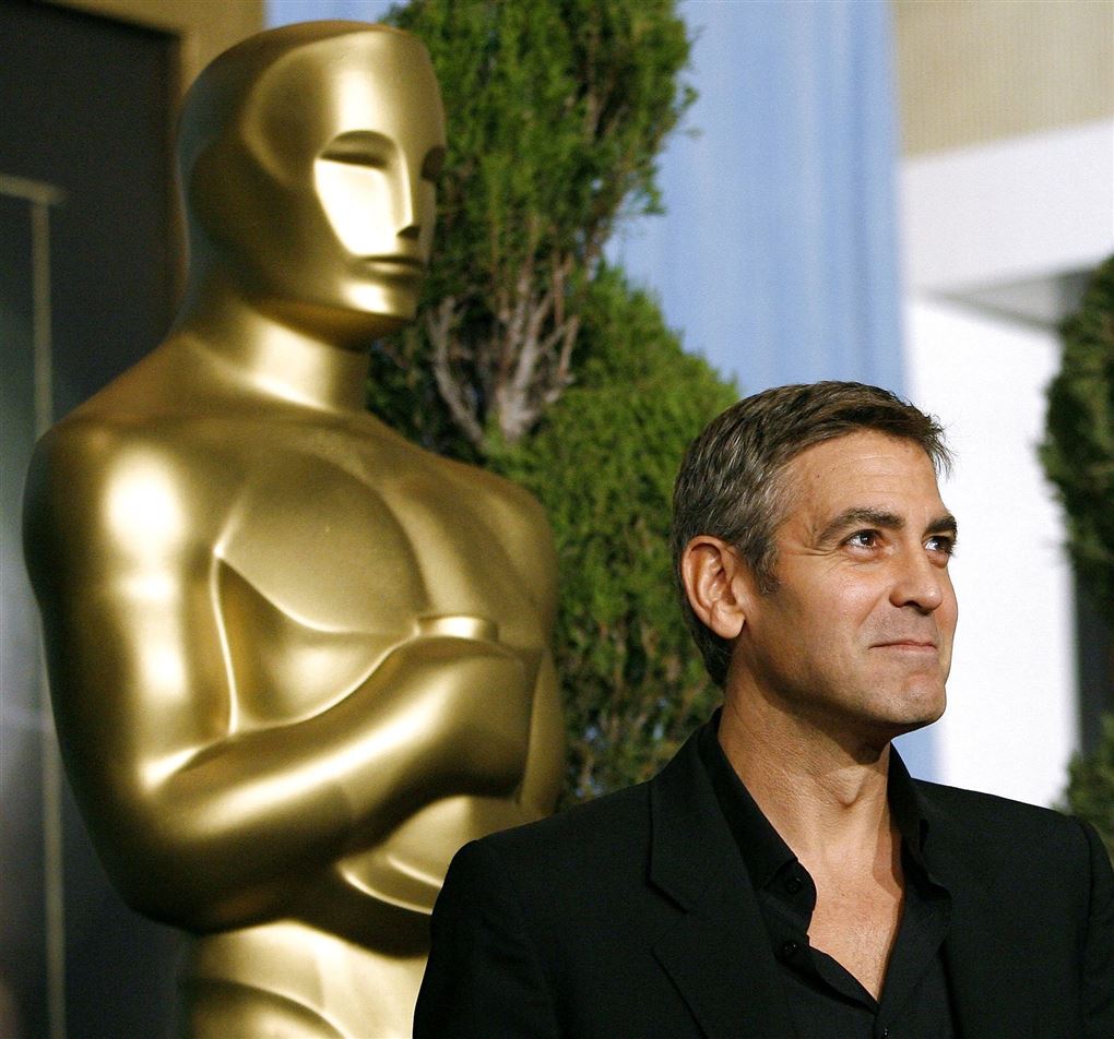 George Clooney foran en stor forgyldt Oscarstatuette