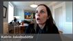 islands statsminister sidder på kontor under videointerview