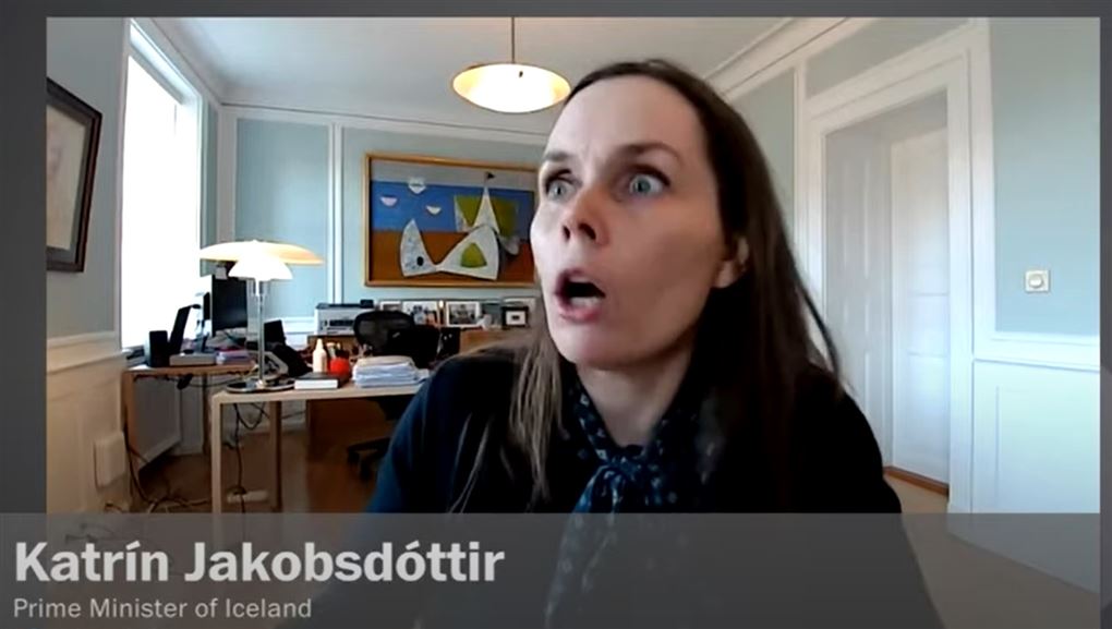 islands statsminister sidder på kontor under videointerview