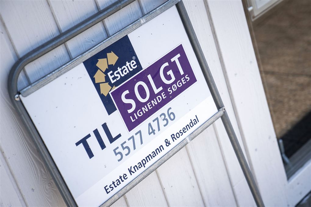 til salg skilt foran hus - med mærkatet solgt 