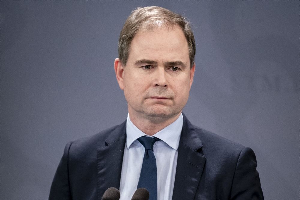 finansminister Nicolai Wammen (S) står på pressemøde