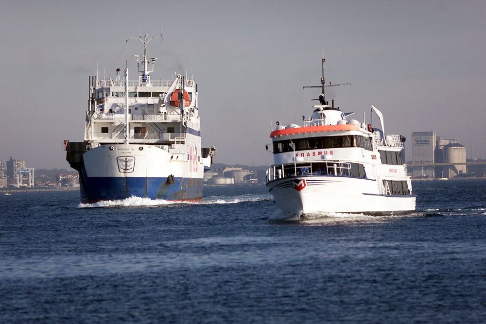 to færger sejler på havet