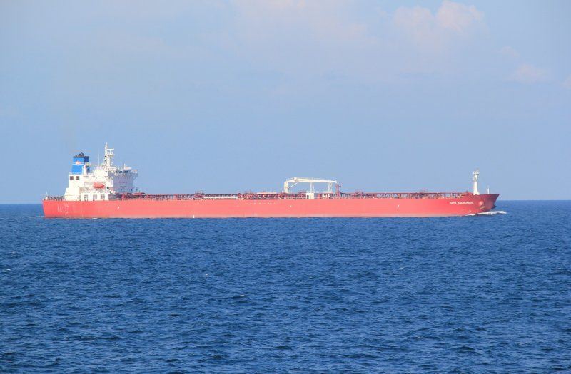 rødt tankskib sejler på havet  