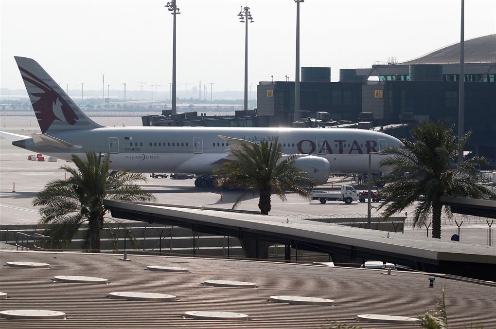 fly fra Qatar Aieways holder ved gate i lufthavn i Doha