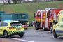 ambulancer og lægebiler holder på vejen ved trafikulykke