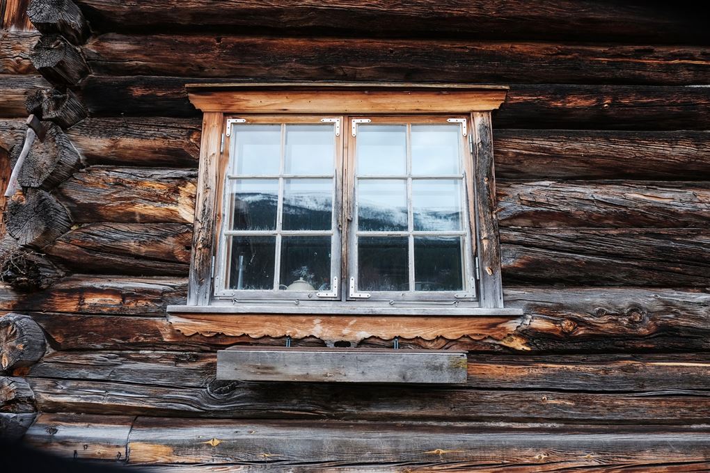 Billede af et gammelt vindue et et bjælehus