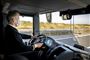 buschauffør kører bus med mundbind