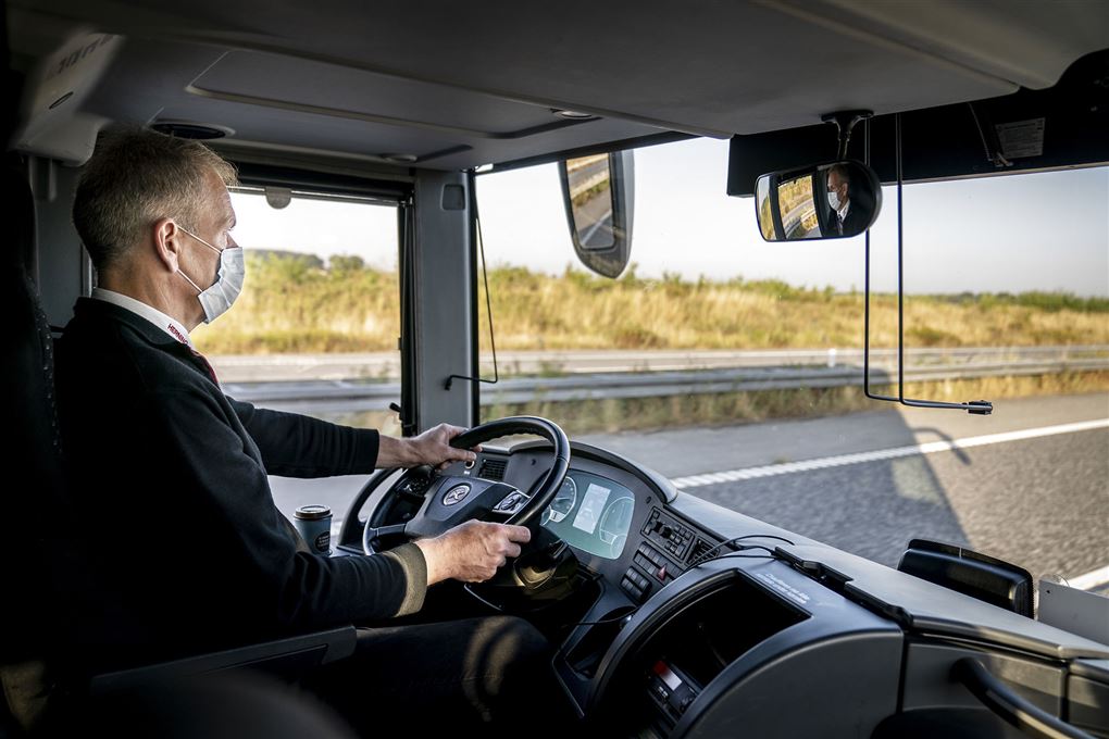 buschauffør kører bus med mundbind