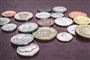 Engelske mønter på et bord