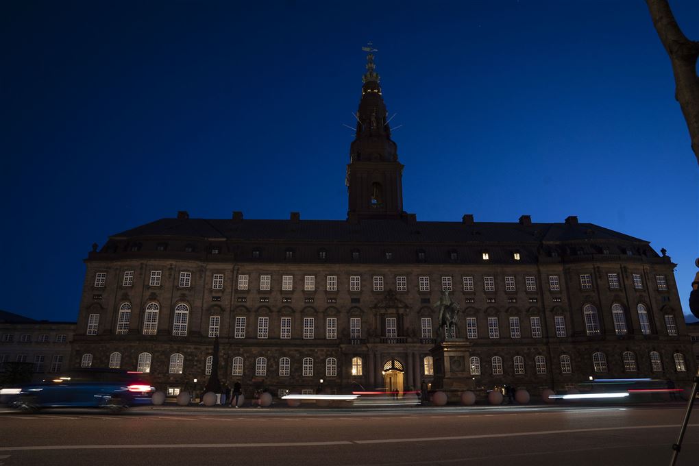 Christiansborg i aftenmørke