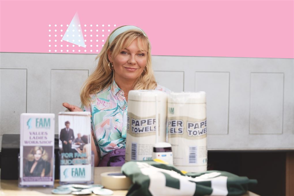 Kirsten Dunst foran en masse varer 