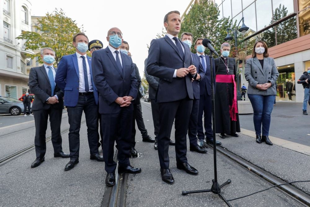 Den franske præsident Emmanuel Macron på gaden i Nice