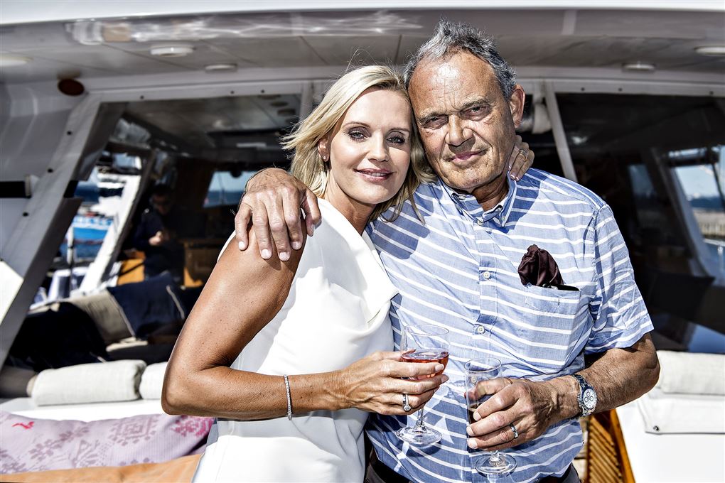 Karsten Ree med arm om Janni ombord på yacht.