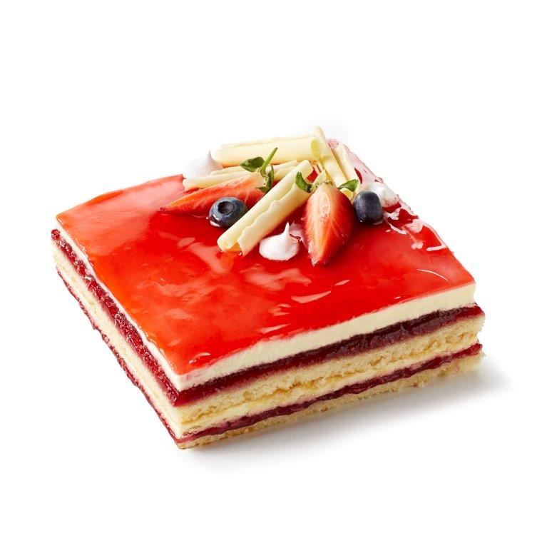 en lagdelt kage med jordbærglasur og pynt