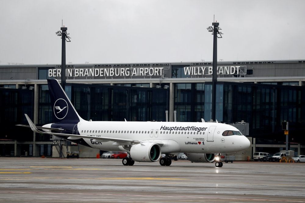 Flyder på landingsbanen i Berlins nye lufthavn