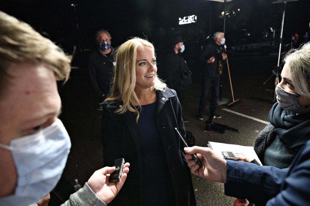 Pernille Vermund svarer på spørgsmål fra to journalister med mundbind på 