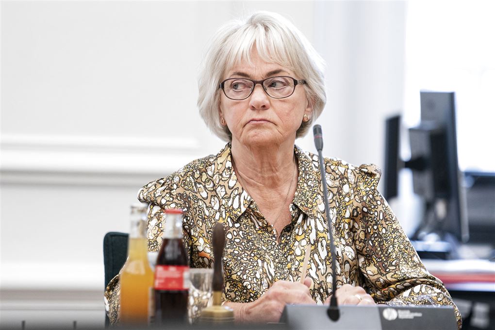 Pia Kjærsgaard ser trist ud med pagehår og briller til et møde.