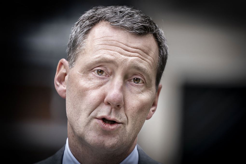 Nick Hækkerup med ansigtet i alvorlige folder under et pressemøde. 