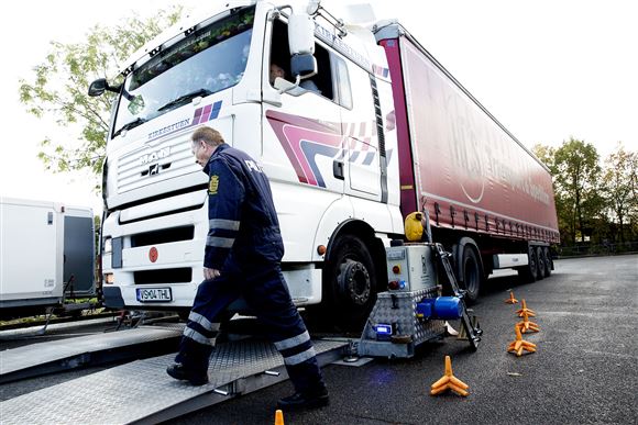 Hvor Hurtigt Må Lastbiler Køre På Motorvej
