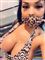 En smuk kvinde i leoparddress med meget store bryster
