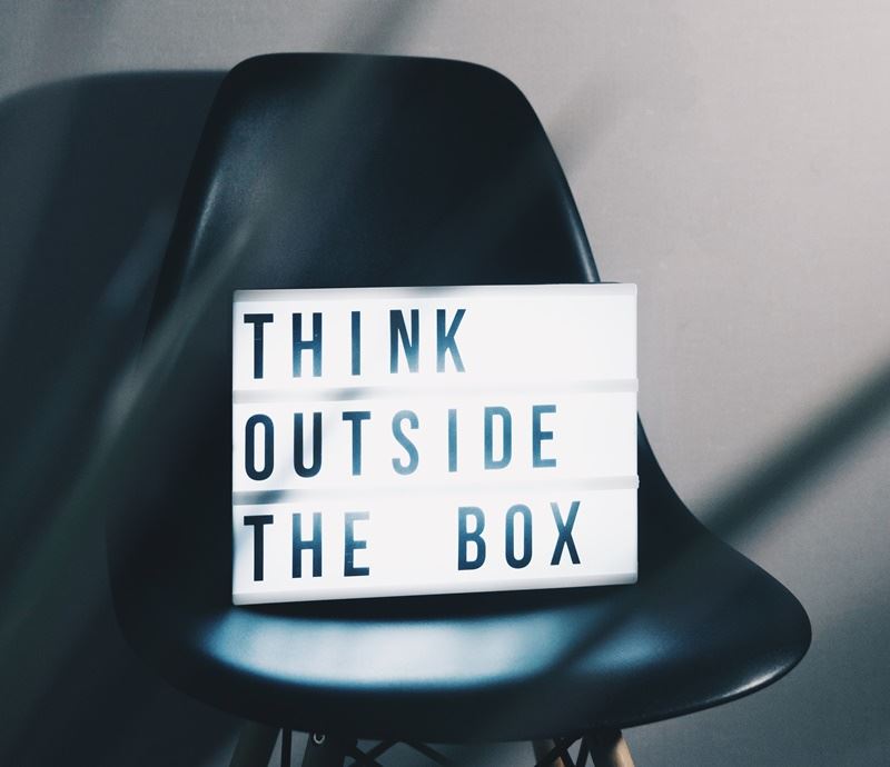 skilt med teksten "think outside the box"