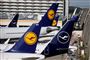 En række Lufthansa-fly på jorden i en lufthavn
